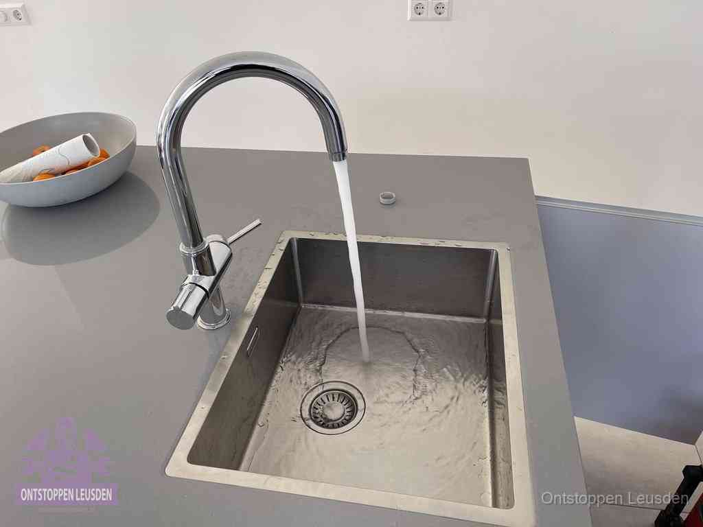 Een vrij doorstromende rvs spoelbak waar het water moeiteloos wegloopt, het resultaat van slim onderhoud dat geld bespaart in Leusden