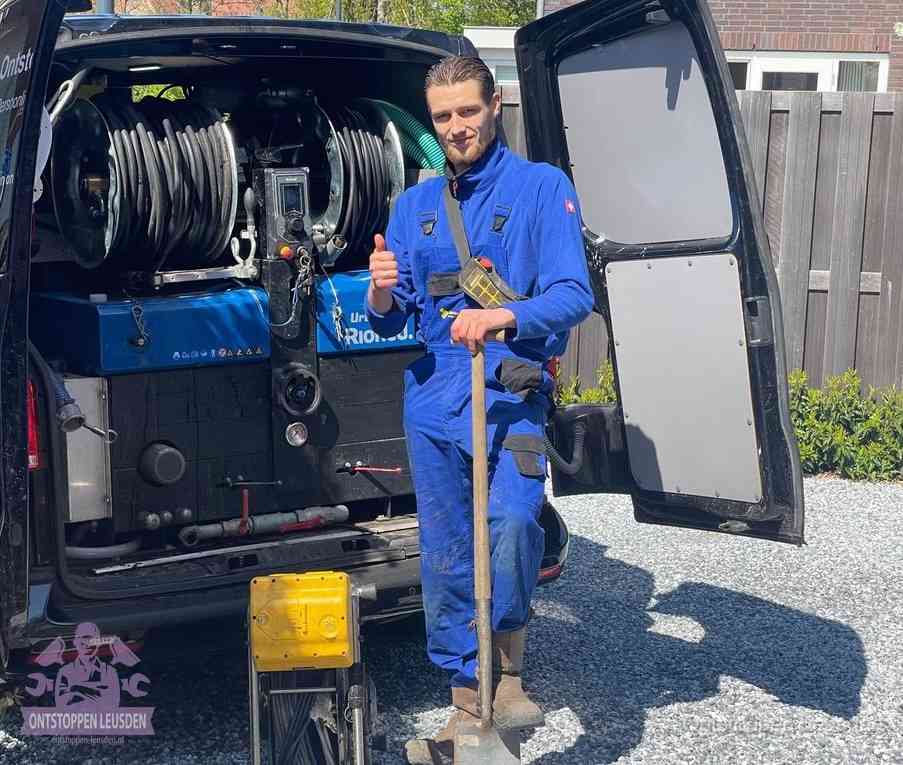 Een tevreden monteur met opgestoken duim na een geslaagde klus, slim ingrijpen bespaart kosten bij een verstopte wc in Leusden