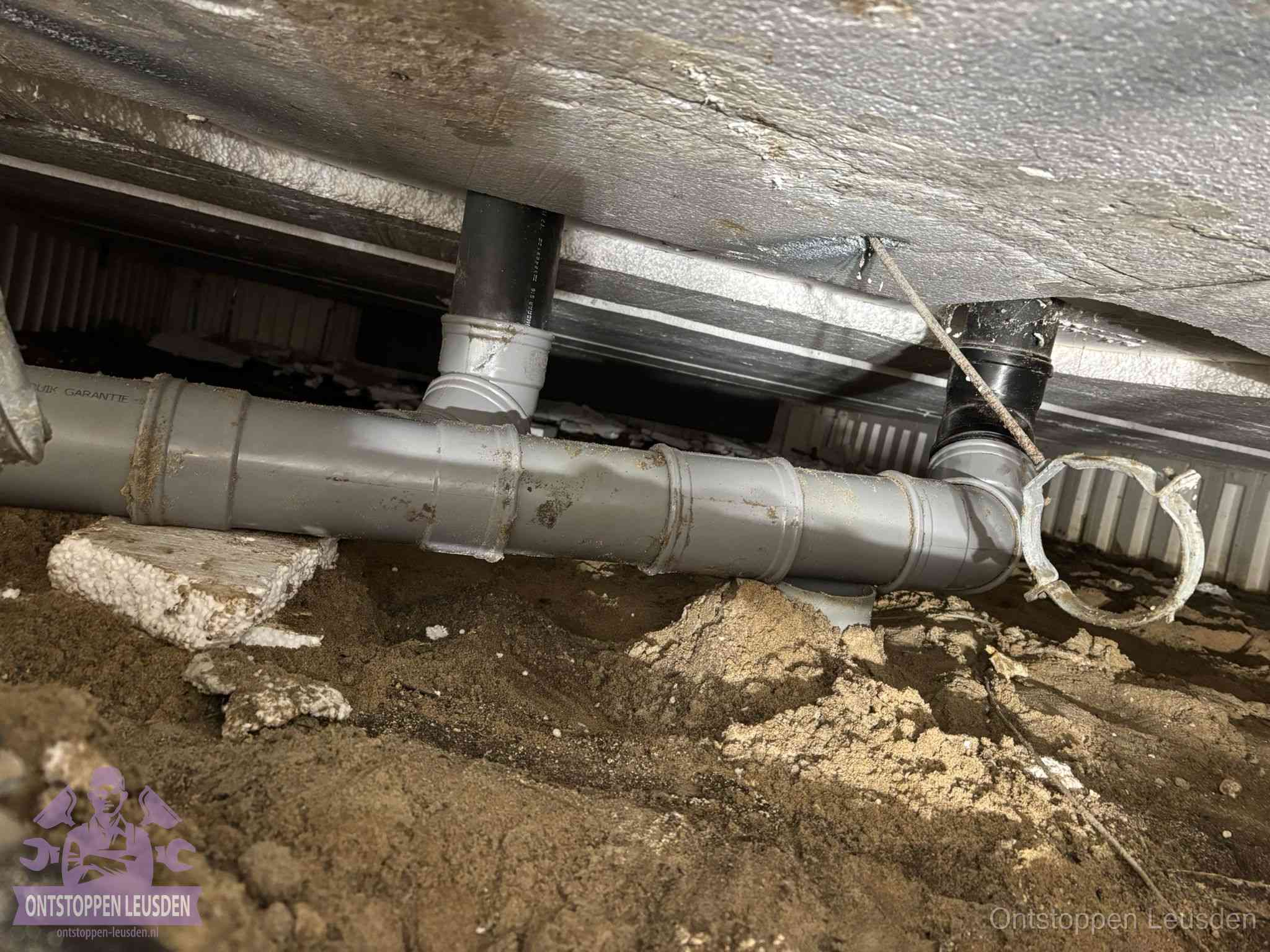 PVC-buizen in de kruipruimte van een gemengd of gescheiden rioolstelsel in Leusden