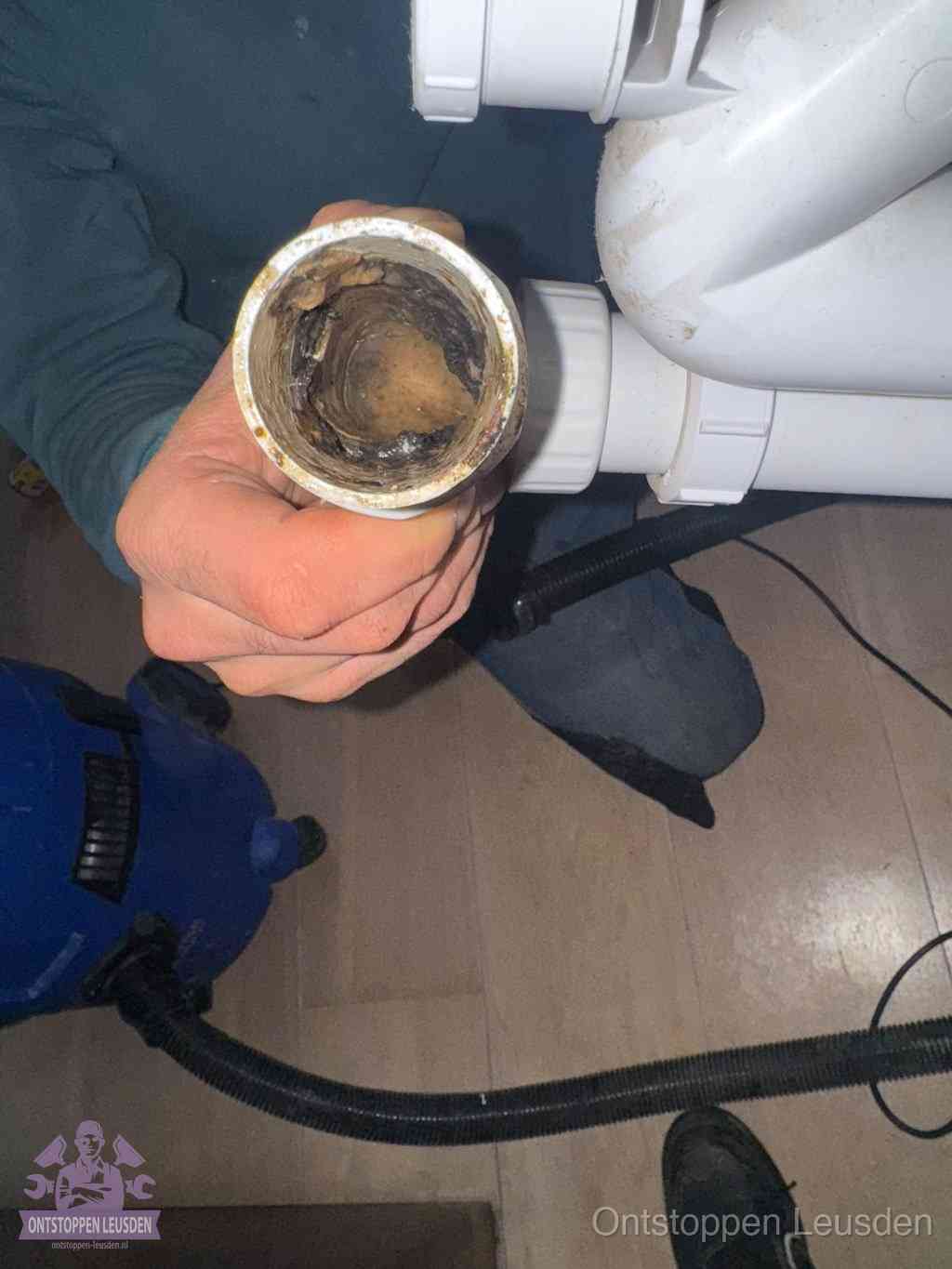 Een losgekoppeld afvoerbuisstuk dat van binnen volledig is dichtgeslibd, het gevolg van een verstopping te lang laten zitten in Leusden