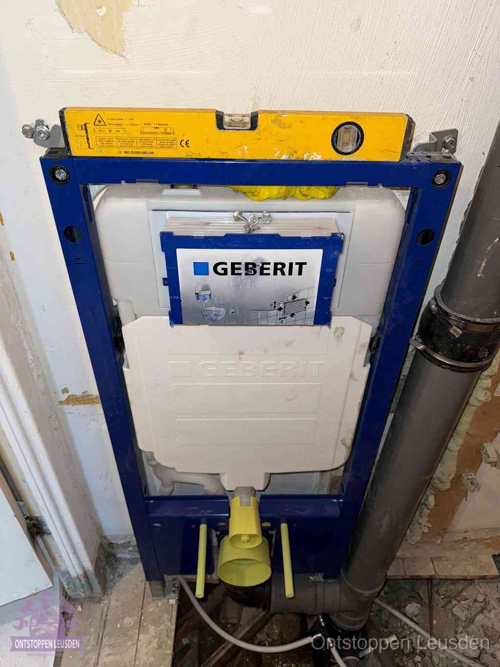 Een Geberit inbouwreservoir met frame voor een hangtoilet tegen de wand, met de afvoerbocht naar de vloer, kenmerkend voor een verstopt hangtoilet in Leusden