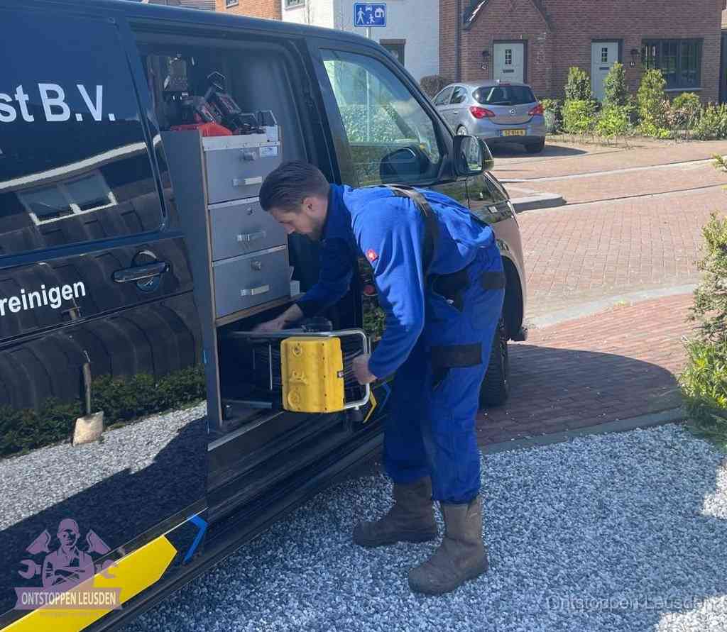 Een monteur pakt apparatuur uit de bedrijfsbus voor service aan huis, het moment om een professional in te schakelen in Leusden