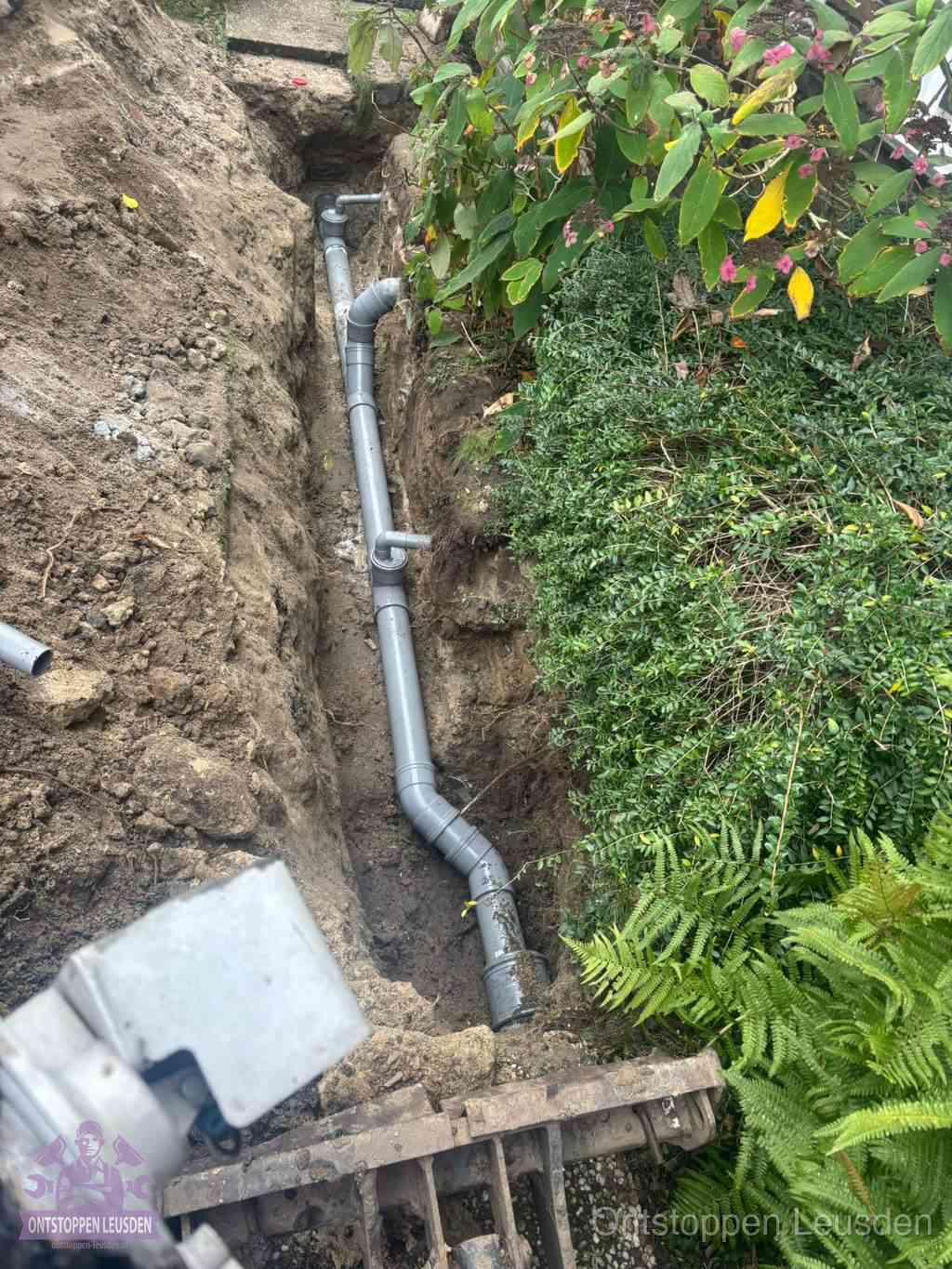 Open sleuf met nieuwe PVC-buizen, riool repareren en vervangen in Leusden