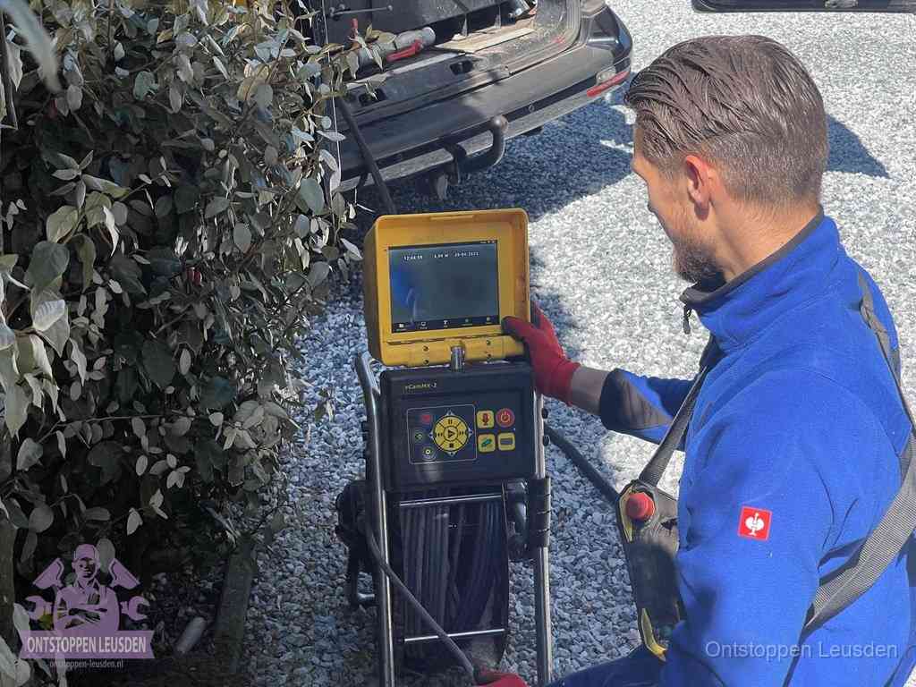 Monteur bedient een rioolinspectiecamera met monitor voor rioolinspectie in Leusden