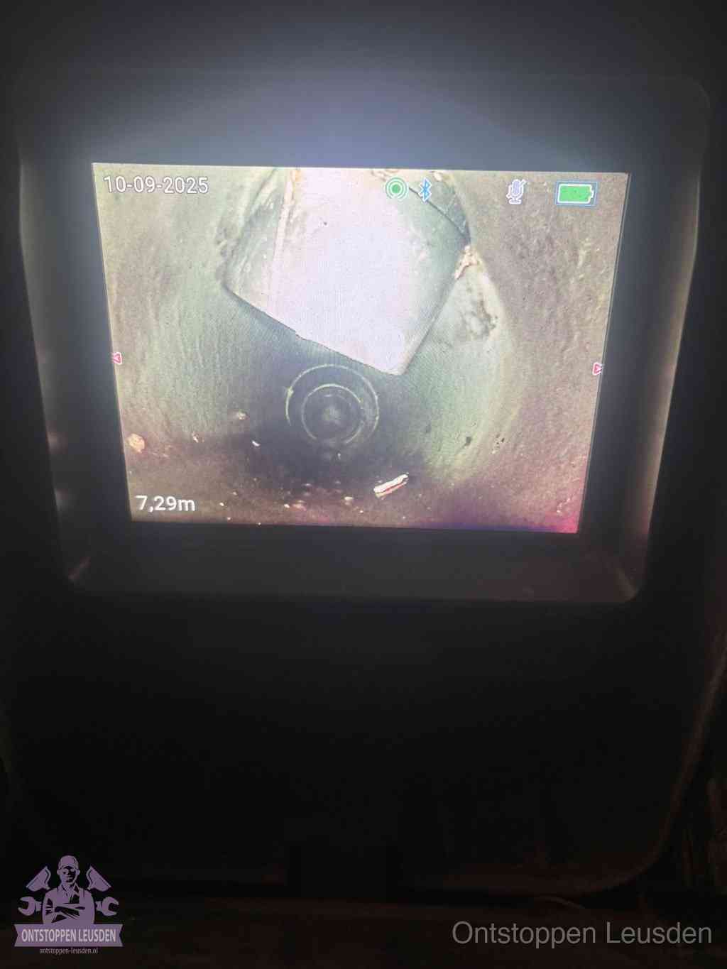 Camerabeeld van een verzakte rioolbuis diep onder de grond, een rioolverzakking in Leusden