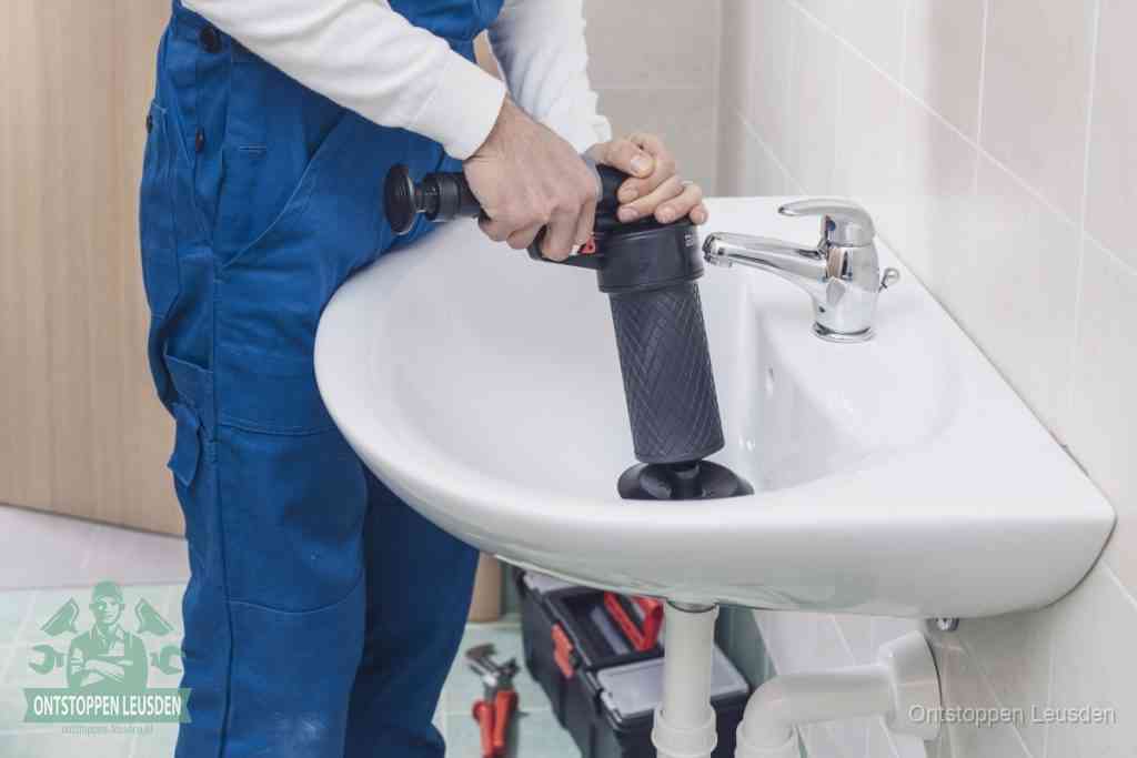 Een te ruwe doe-het-zelf poging met een hand-pomp op de afvoer van een badkamer-wastafel, een van de veelgemaakte fouten bij afvoer ontstoppen in Leusden