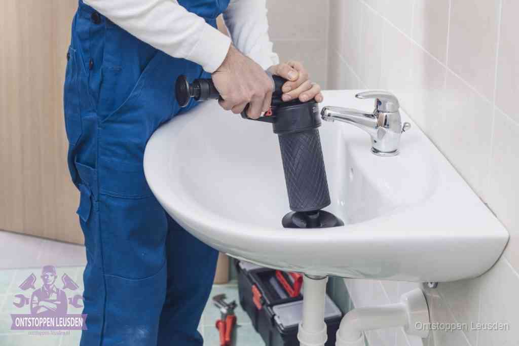 Een te ruwe doe-het-zelf poging met een handmatige perslucht-ontstopper op een sanitair-afvoer, een van de veelgemaakte fouten bij wc ontstoppen in Leusden