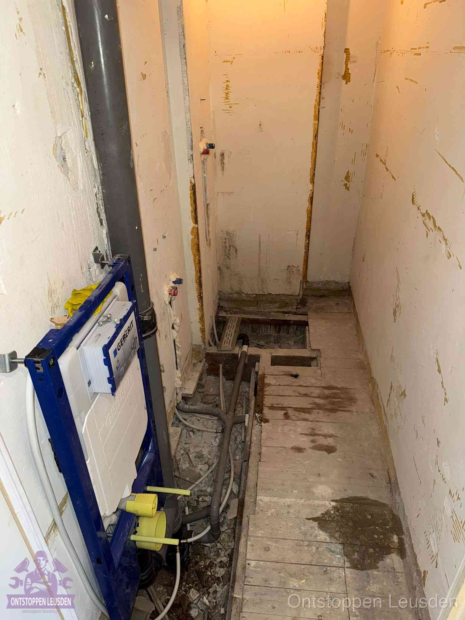 Een opgebroken toiletruimte tijdens renovatie met een Geberit inbouwreservoir en blootliggende oude afvoerleidingen, typisch voor oudere woningen in Leusden