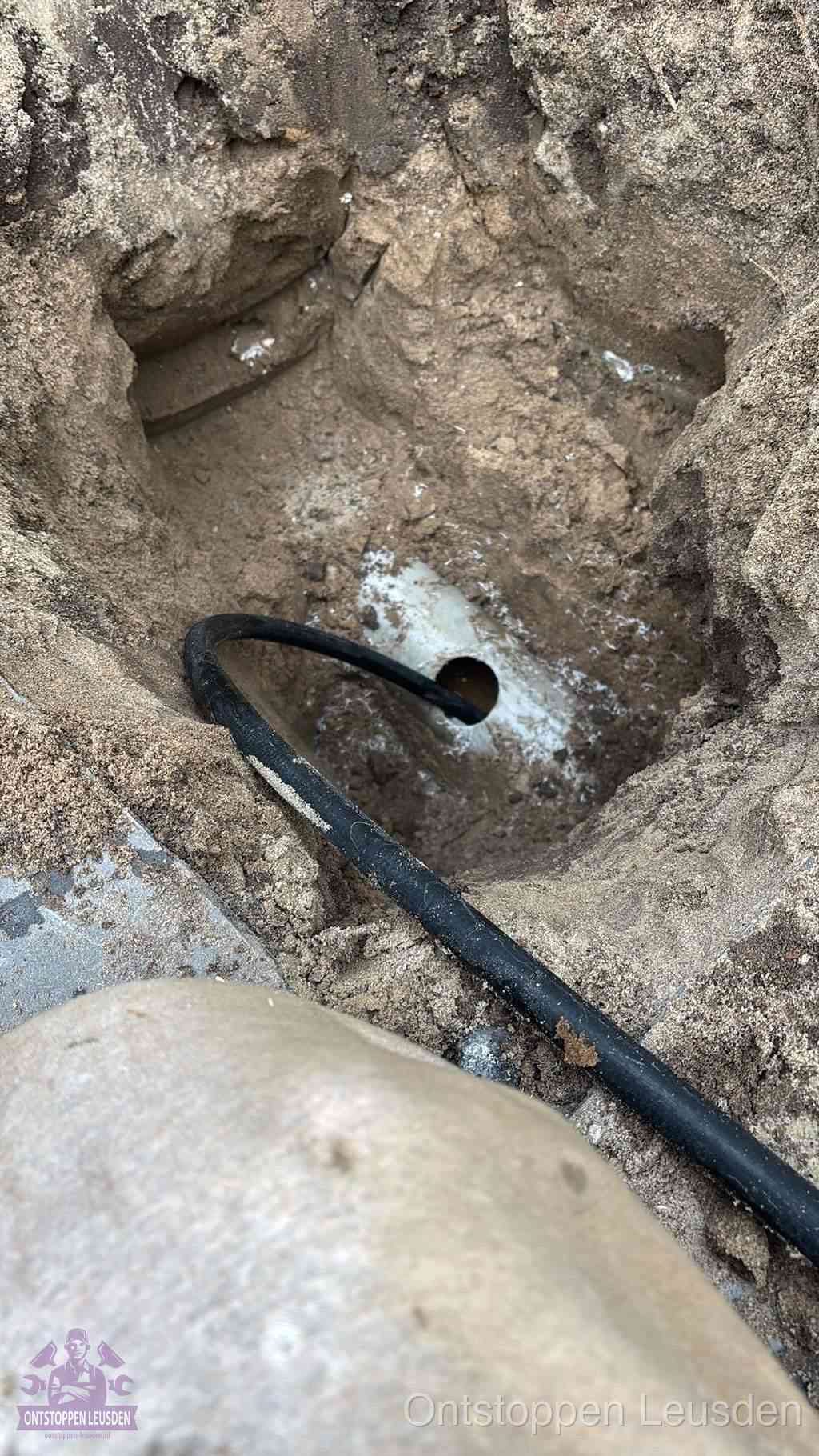 Uitgegraven rioolbuis in de grond, hulp om zelf het riool te ontstoppen in Leusden